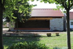 Za infocentrem vzniklo venkovní pódium.